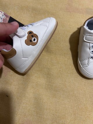 Zapatilla bebé blanca con cordones