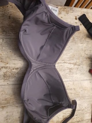Sujetadores AMOENA rojo y negro-morado con encajes