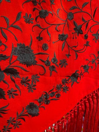 Mantoncillo Flamenco Fleco Corto Rojo Negro