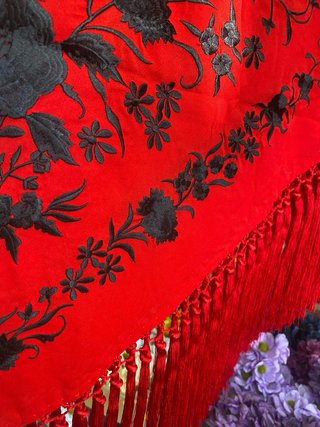 Mantoncillo Flamenco Fleco Corto Rojo Negro
