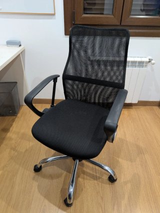 Silla de oficina negra con ruedas