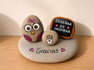 Búhos decorativos pintados a mano