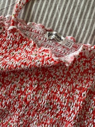 Top Stradivarius floral rojo y blanco talla M