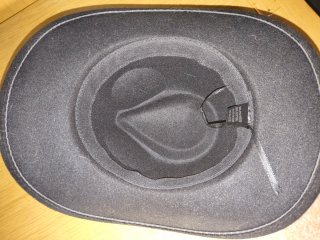 Gorro negro estilo cowboy