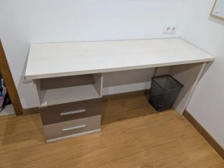 Escritorio con cajones blanco y marrón