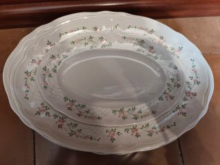 Vajilla porcel floral rosa y blanca para 12 pers