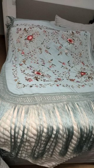 Mantón de Manila bordado