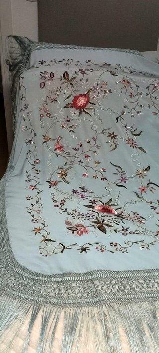 Mantón de Manila bordado