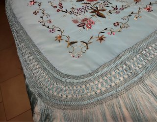 Mantón de Manila bordado