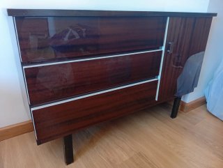Cómoda vintage retro de madera