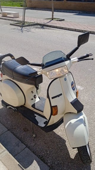 Vespa Beige/Negra Scooter