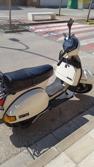 Vespa Beige/Negra Scooter