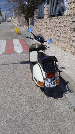 Vespa Beige/Negra Scooter