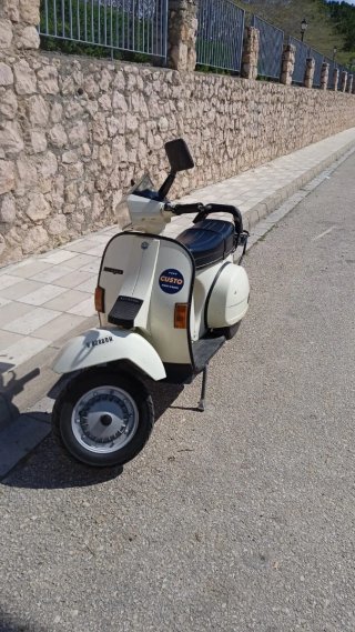 Vespa Beige/Negra Scooter