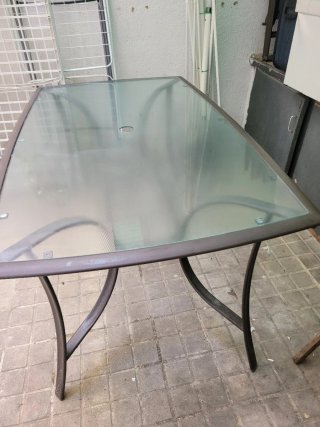 Mesa de jardín de cristal y metal