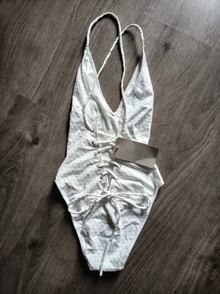 Traje de baño blanco con lunares