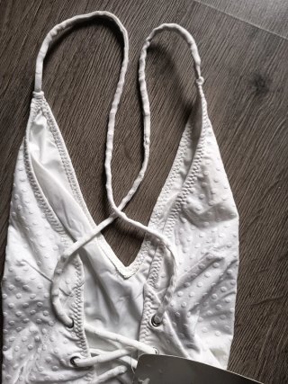 Traje de baño blanco con lunares