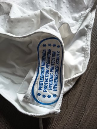 Traje de baño blanco con lunares