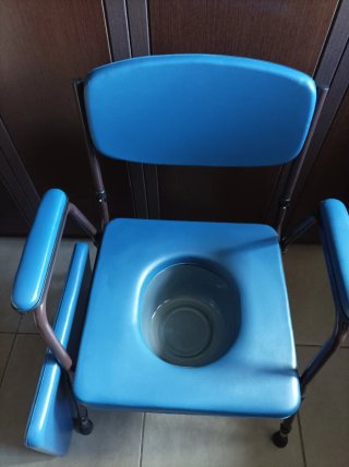 Silla WC portatil con inodoro Ortoprime