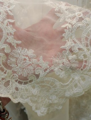 Mantilla Chantilly Bordada a Mano Beige