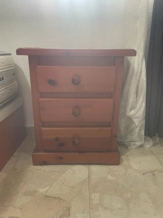 Mesita de noche rústica de madera