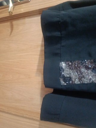 Blusa negra con lentejuelas animal print