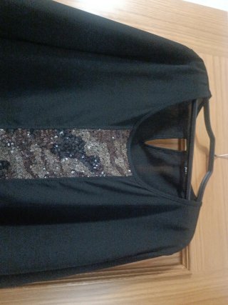 Blusa negra con lentejuelas animal print