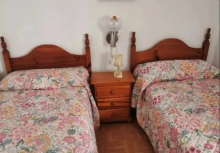 Dormitorio  provenzal. Armario cabeceros y mesita