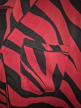 Camisa Kling Estampado Animal Print Rojo y Negro