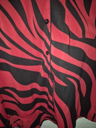 Camisa Kling Estampado Animal Print Rojo y Negro