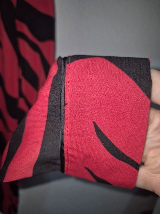 Camisa Kling Estampado Animal Print Rojo y Negro
