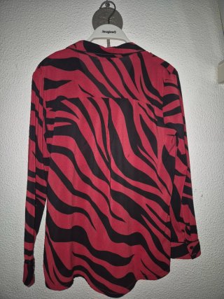 Camisa Kling Estampado Animal Print Rojo y Negro