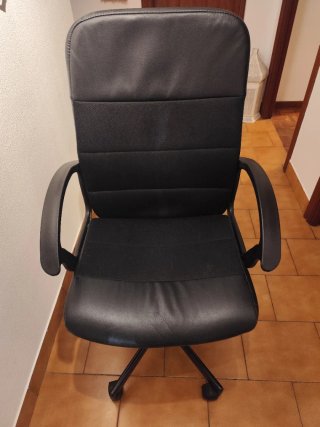 Silla de oficina negra