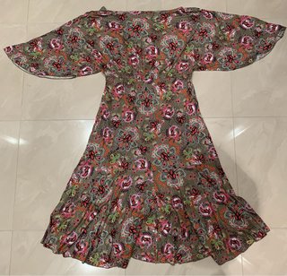 Vestido midi estampado floral.