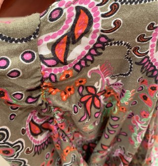Vestido midi estampado floral.