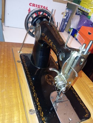 Máquina de coser ALFA antigua