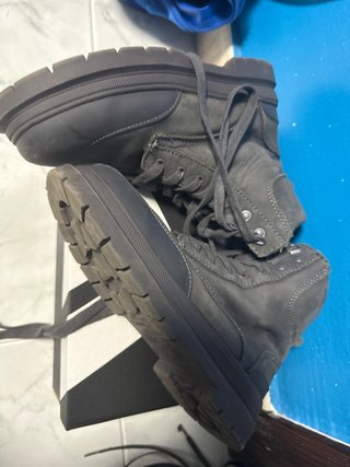Botas grises para niño
