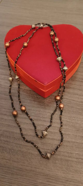 Collar largo con cuentas y colgantes