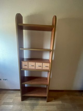 Estantería de madera con cajones