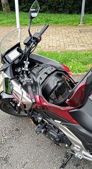 Honda NC 750 X A2 de Oct 2024 roja manual.