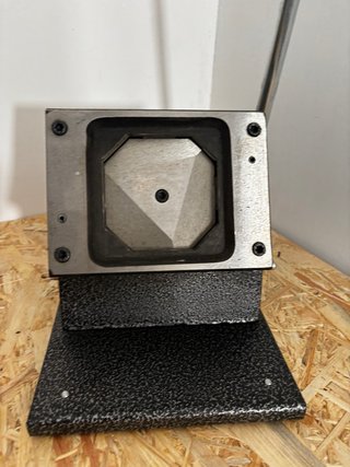 Macchina per fare calamite quadrate