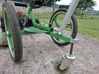 Desbrozadora con ruedas motor 4t y barredora