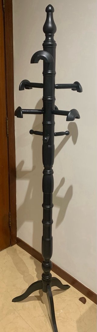 Perchero de pie de madera negro