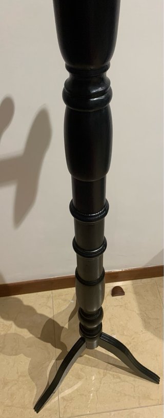 Perchero de pie de madera negro