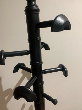 Perchero de pie de madera negro