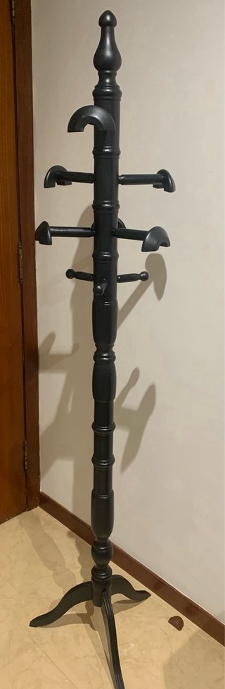 Perchero de pie de madera negro