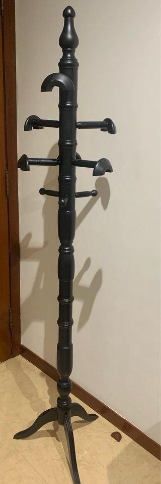 Perchero de pie de madera negro