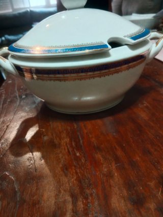 Sopera de porcelana azul y dorada