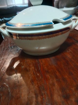 Sopera de porcelana azul y dorada