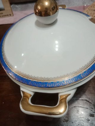 Sopera de porcelana azul y dorada